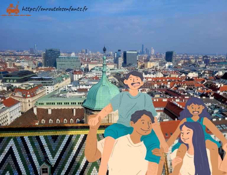 Famille avec 2 enfants devant la vue de Vienne depuis la tour de Stefansdom