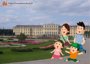 Jardins et château de Schönbrunn à Vienne avec dessin d'une famille de 2 parents et 2 enfants qui se promène