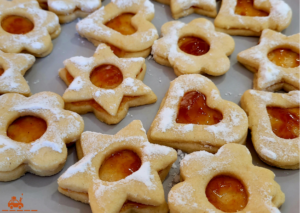 biscuits Linzer Augen en forme de coeur, d'étoile et de fleurs avec un coeur confiture d'abricots
