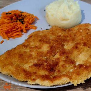 Une assiette contenant une escalope panée viennoise, de la purée de pommes de terre et des carottes râpées.