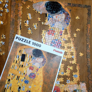 Puzzle de 1000 pièces représentant le tableau Le Baiser de Gustav Klimt