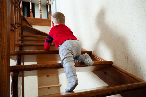 bébé qui monte un escalier à 4 pattes
