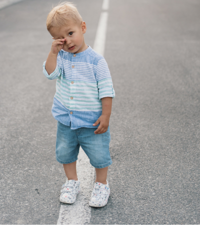 petit enfant fatigué qui marche sur la route