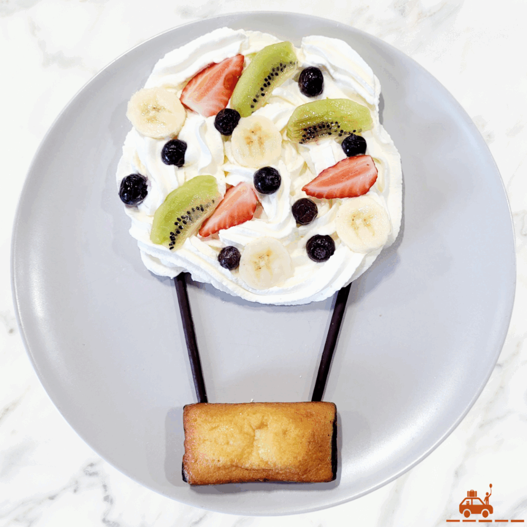 Montgolfière en crème chantilly fruits et biscuits