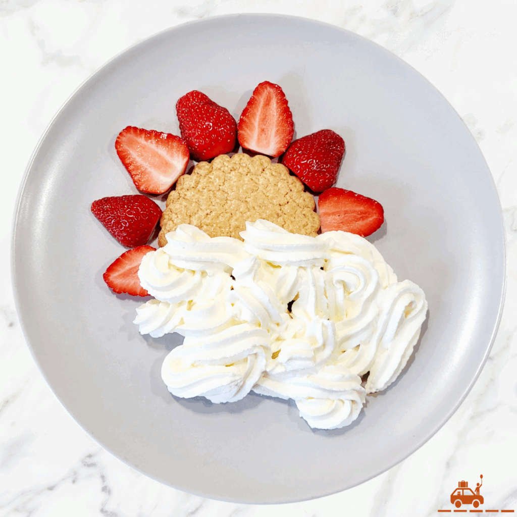 Soleil en crème chantilly fruits et biscuits
