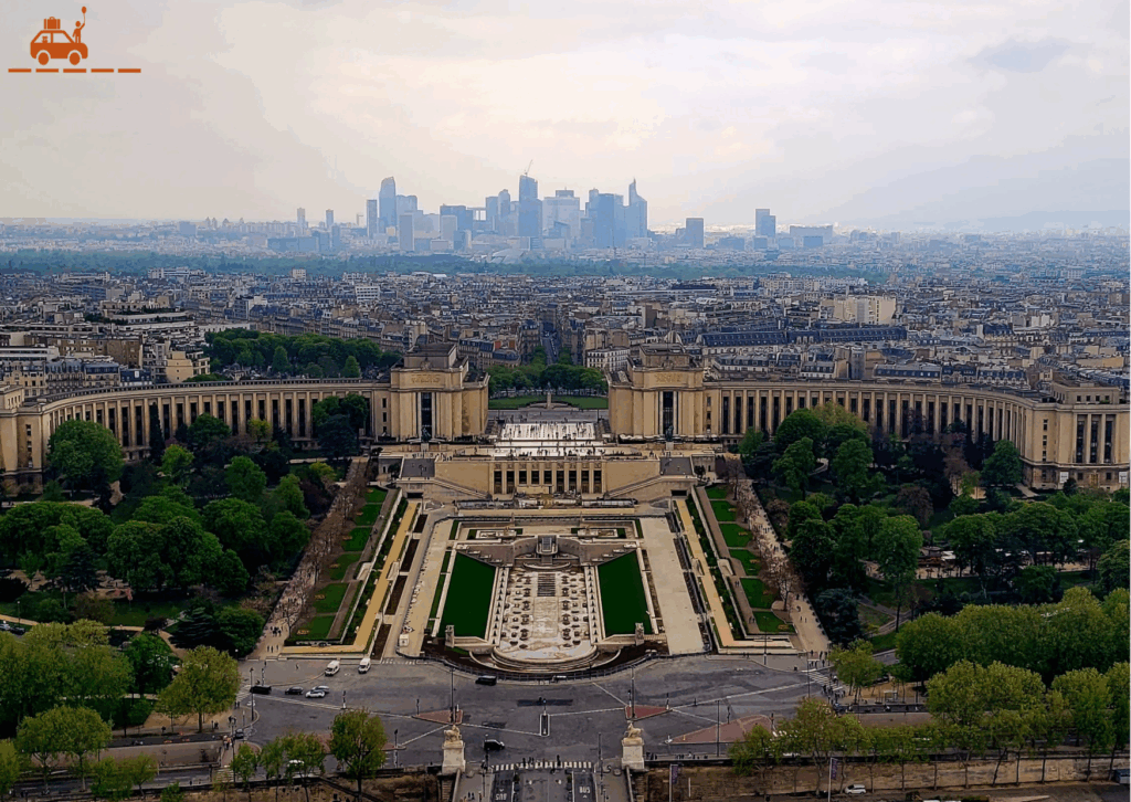 Vue du 2e étage sur le Trocadéro et la Défense