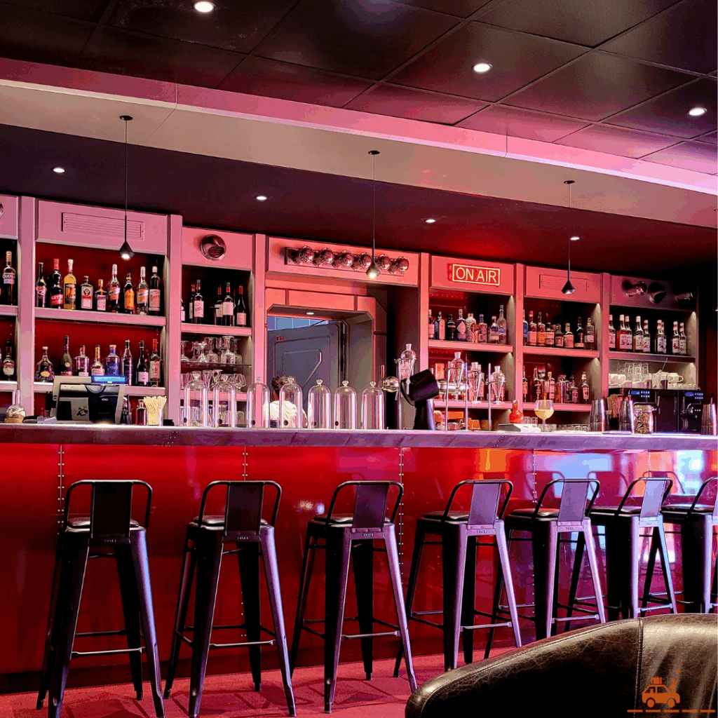 Le comptoir et les tabourets du bar des Pilotes de l'hôtel Station Cosmos du Futuroscope