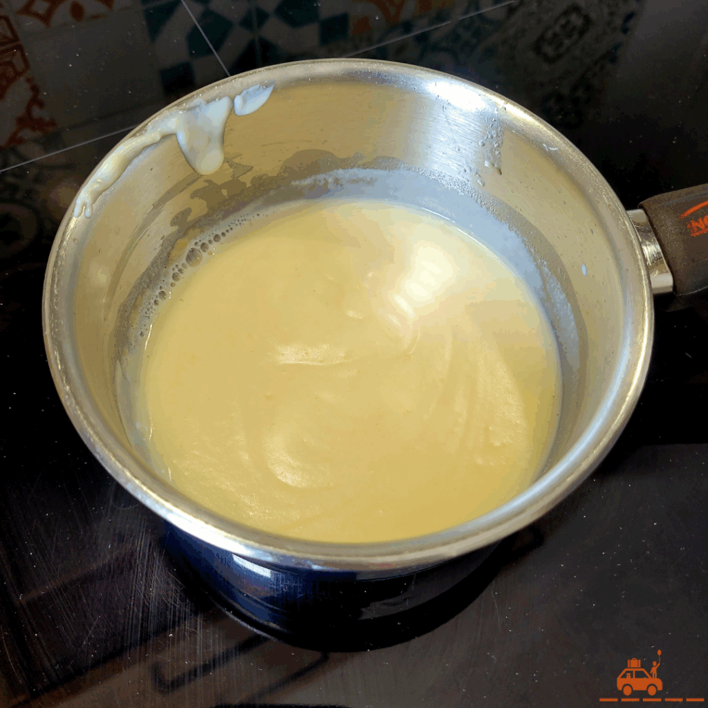 Une casserole contenant de la sauce béchamel