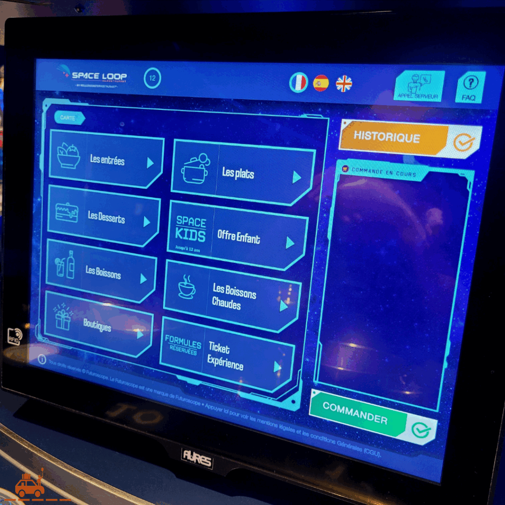 L'écran tactile et le menu qui permet de commander ses plats au restaurant Space Loop du Futuroscope.