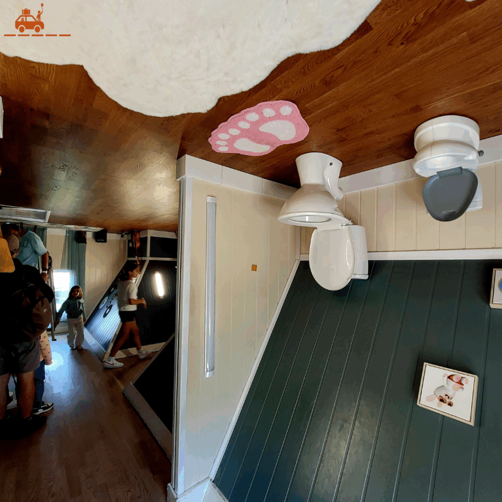 La maison à l'envers du Futuroscope : les toilettes et la poubelle sont au plafond tandis qu'on marche sur le toit de la maison