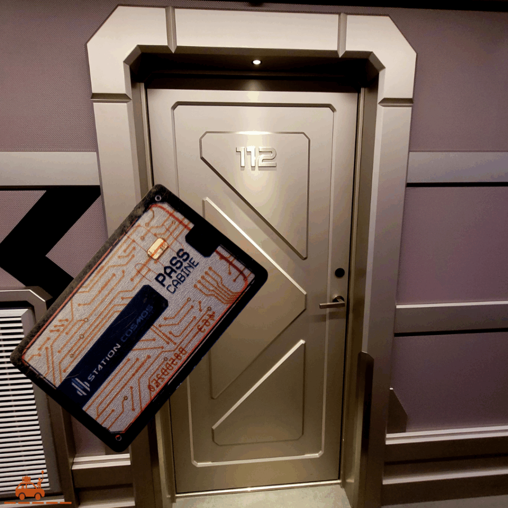 La porte de la chambre 112 de l'hôtel Station Cosmos et la carte magnétique pour y accéder
