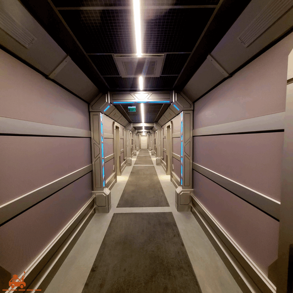 Le couloir futuriste de l'hôtel Station Cosmos du Futuroscope