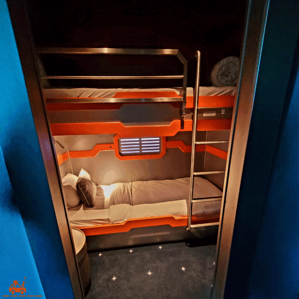 Le coin des enfants de la chambre d'hôtel Station Cosmos avec ses lits superposés