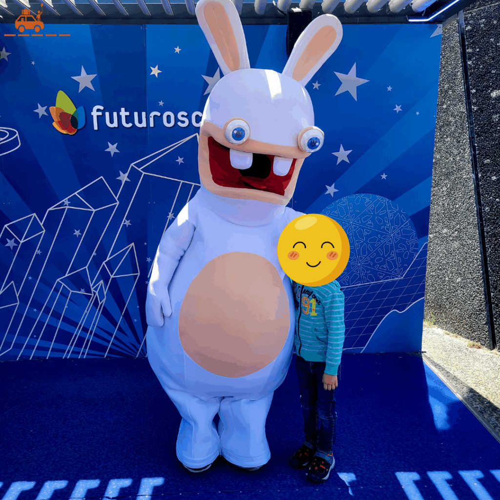 Une mascotte de Lapin Crétin qui prend la pose avec un enfant au parc du Futuroscope de Poitiers