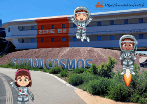Hôtel station cosmos du Futuroscope vu de l'extérieur et dessins d'enfants déguisés en cosmonautes