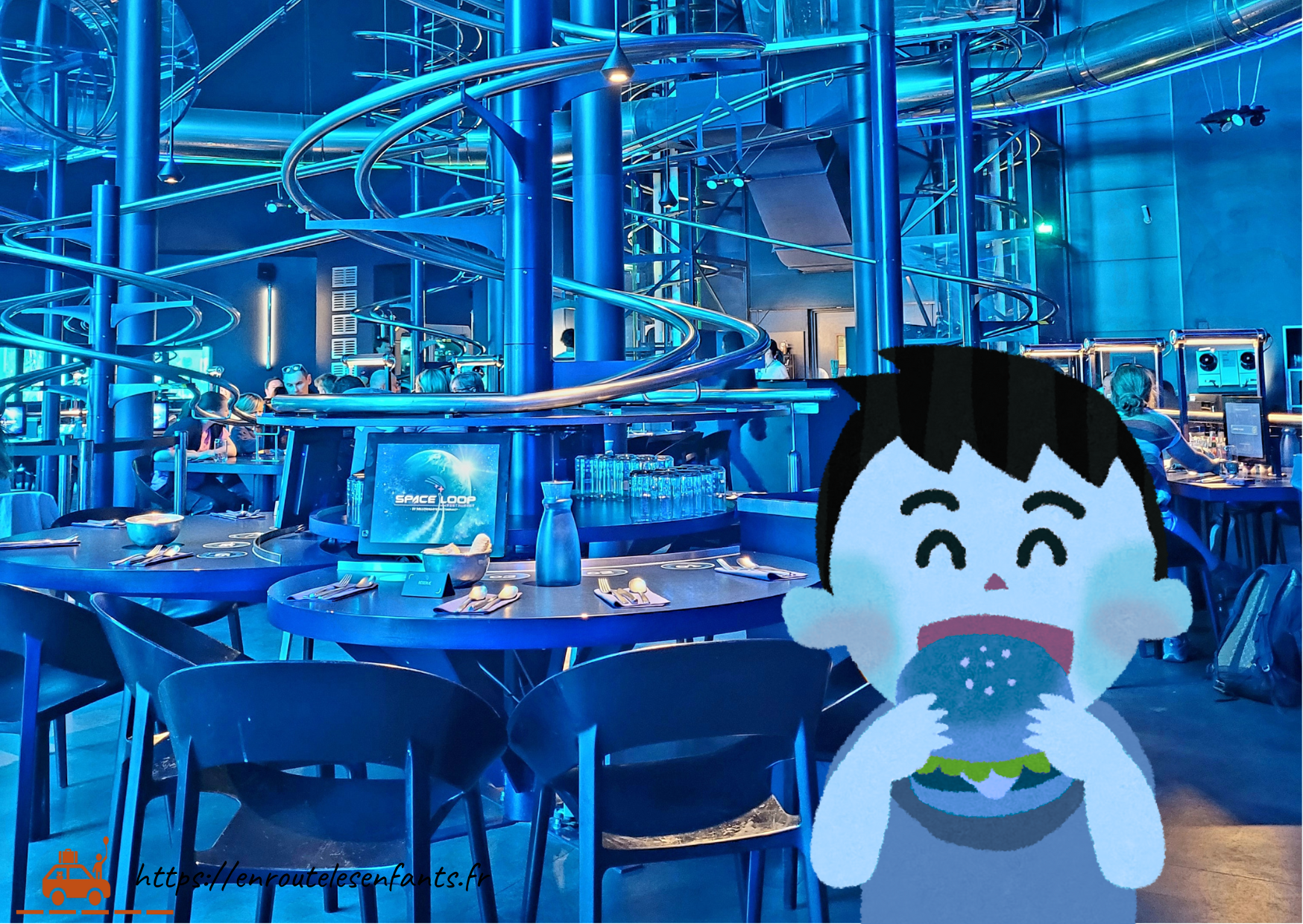 La salle du Rollercoaster Restaurant Space Loop au Futuroscope avec ses rails, ses tables, chaises et écrans tactiles et sa couleur bleuté et un petit garçon qui mange un hamburger bleu, le Big Blue Burger