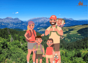 Famille avec 2 enfants et 1 bébé qui fait de la randonnée en montagne l'été