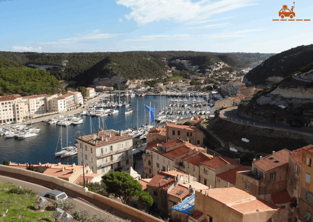 Partir en Corse pendant les vacances de la Toussaint permet de découvrir les villes et les paysages sans l'affluence touristique
