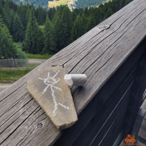 Dessiner à la craie sur une ardoise naturelle : une activité nature à faire avec les enfants en montagne