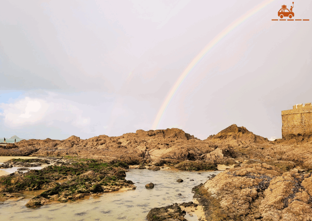 Arc en ciel sur une plage de Bretagne pendant les vacances de la Toussaint