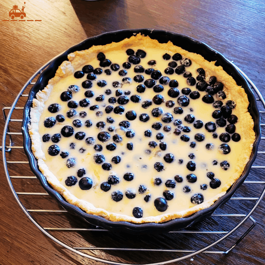 Verser l'appareil sur la tarte aux myrtilles