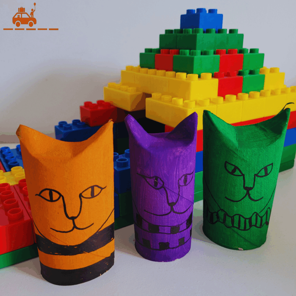 Activité manuelle pour les enfants sur le thème de l'Egypte antique : fabriquer des statuettes de chats égyptiens avec un rouleau de papier toilette, de la peinture et un feutre noir