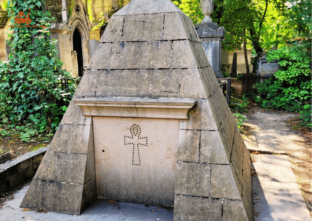 Explorer le cimetière du père Lachaise à la recherche des symboles égyptiens avec les enfants