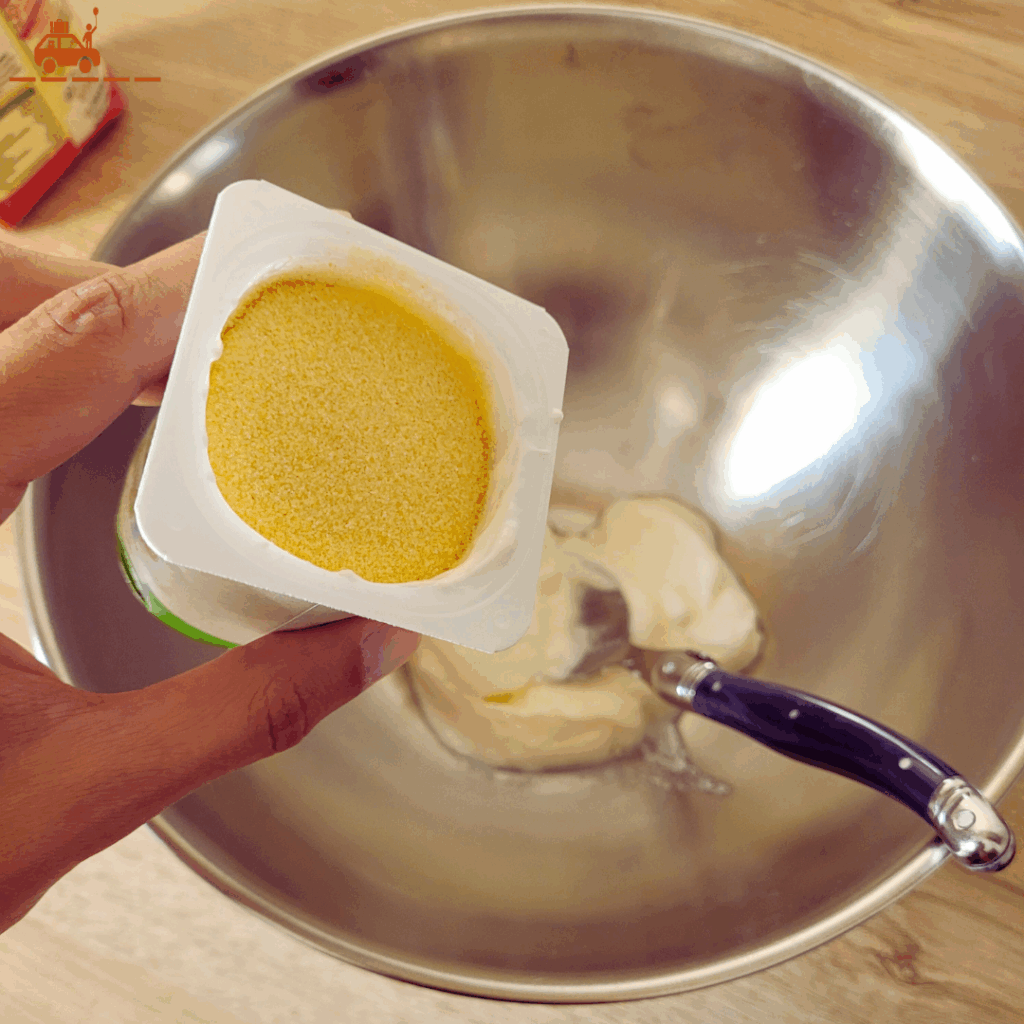 Préparer le gâteau de semoule pour la basboussa est très facile : on commence par verser le contenu d'un pot de yaourt et ensuite on s'en sert pour doser les autres ingrédients, comme la semoule