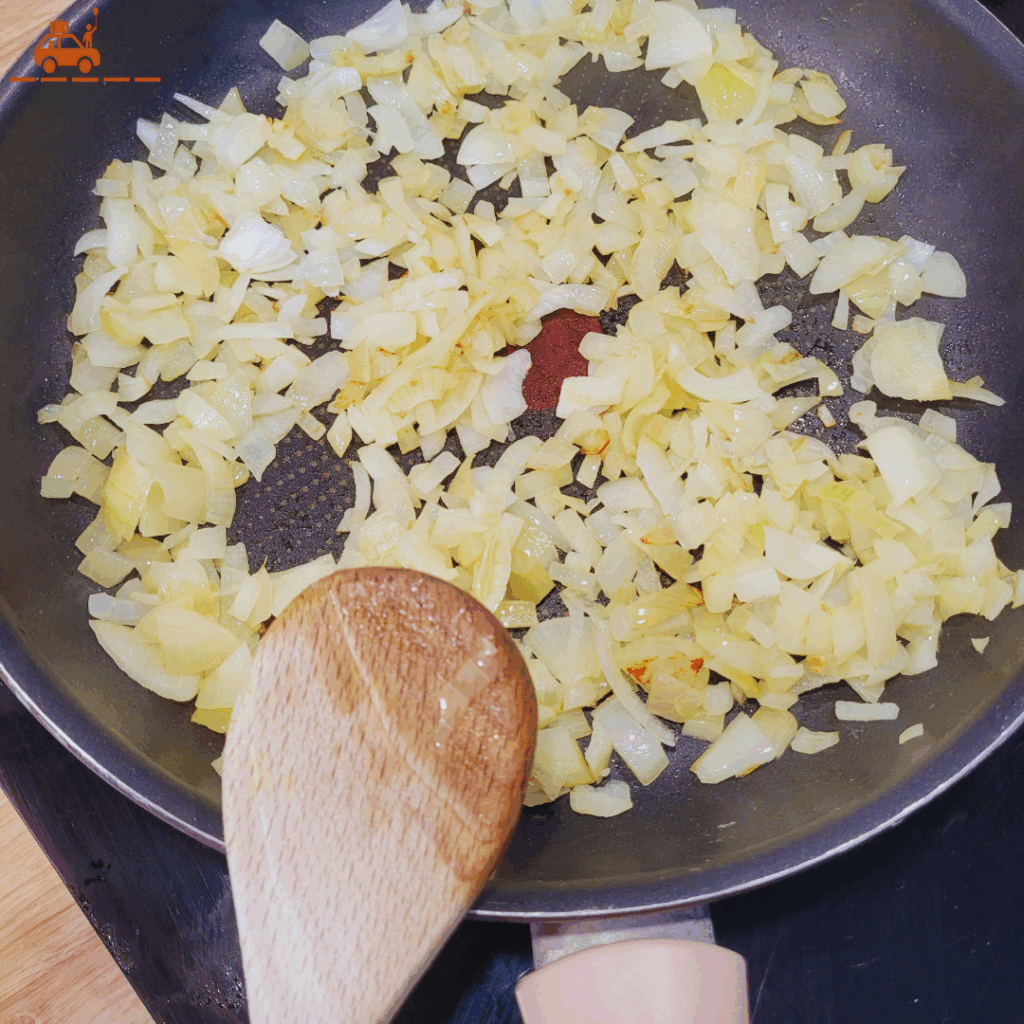 Etape 2 de la recette du kochari : faire frire les oignons à la poêle