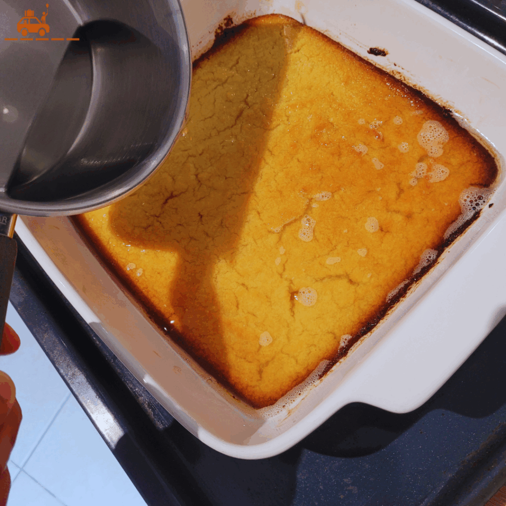 Verser le sirop sur le gâteau de semoule pour bien imbiber la basboussa égyptienne