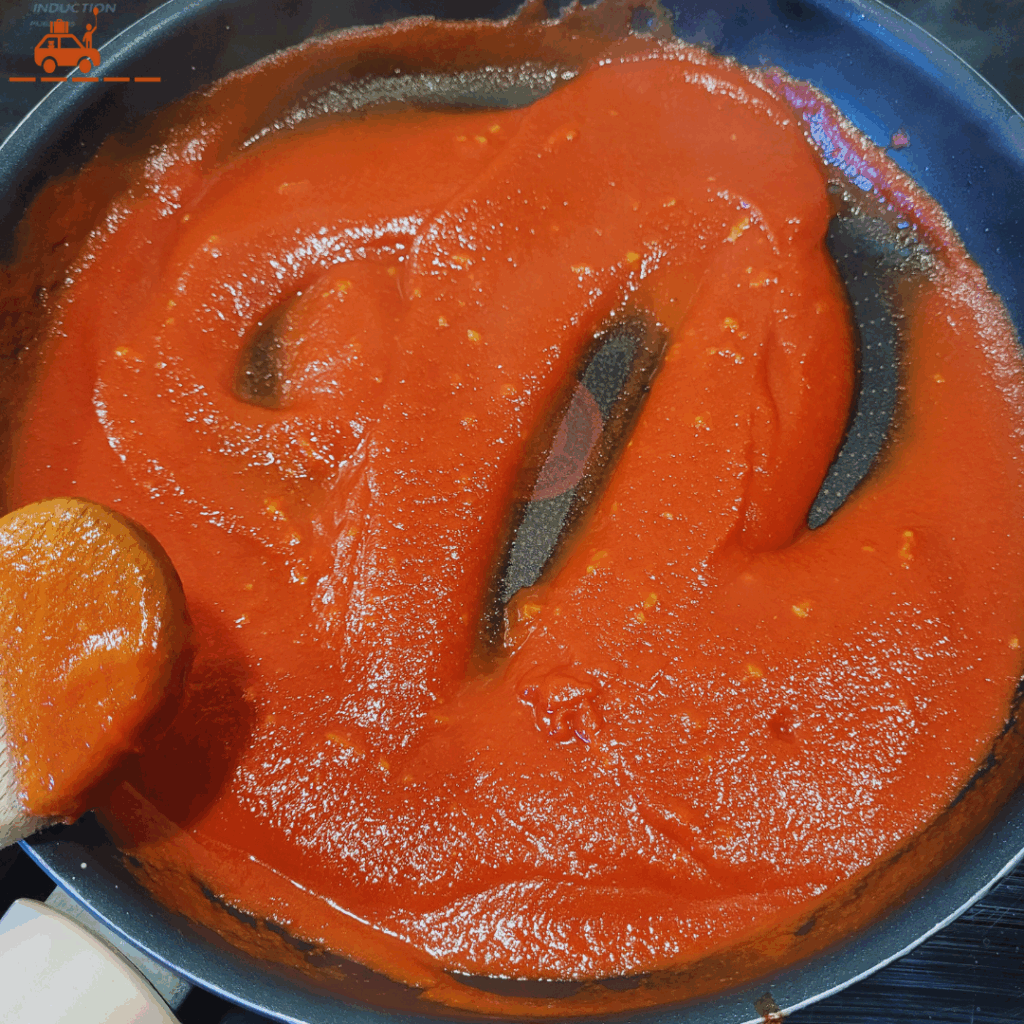 Etape 4 de la recette de kochari égyptien : faire la sauce tomate à l'ail et aux épices