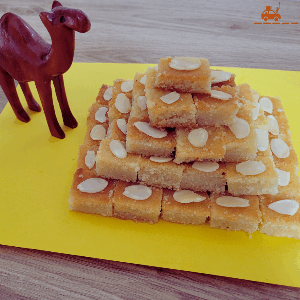 Activité à faire avec les enfants sur le thème de l'Egypte Antique : préparer une basboussa égyptienne et disposer les pâtisseries orientales en forme de pyramide à degrés. Idéal pour un gâteau d'anniversaire sur le thème de l'Egypte. 