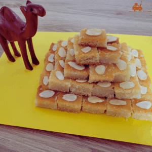 Exemple de présentation de basboussa égyptienne : des amandes effilées et une pyramide à degrés