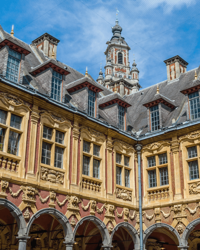 La vieille Bourse de Lille : traversez la pour découvrir les stands de bouquinistes et son ambiance particulière lors de votre visite de Lille