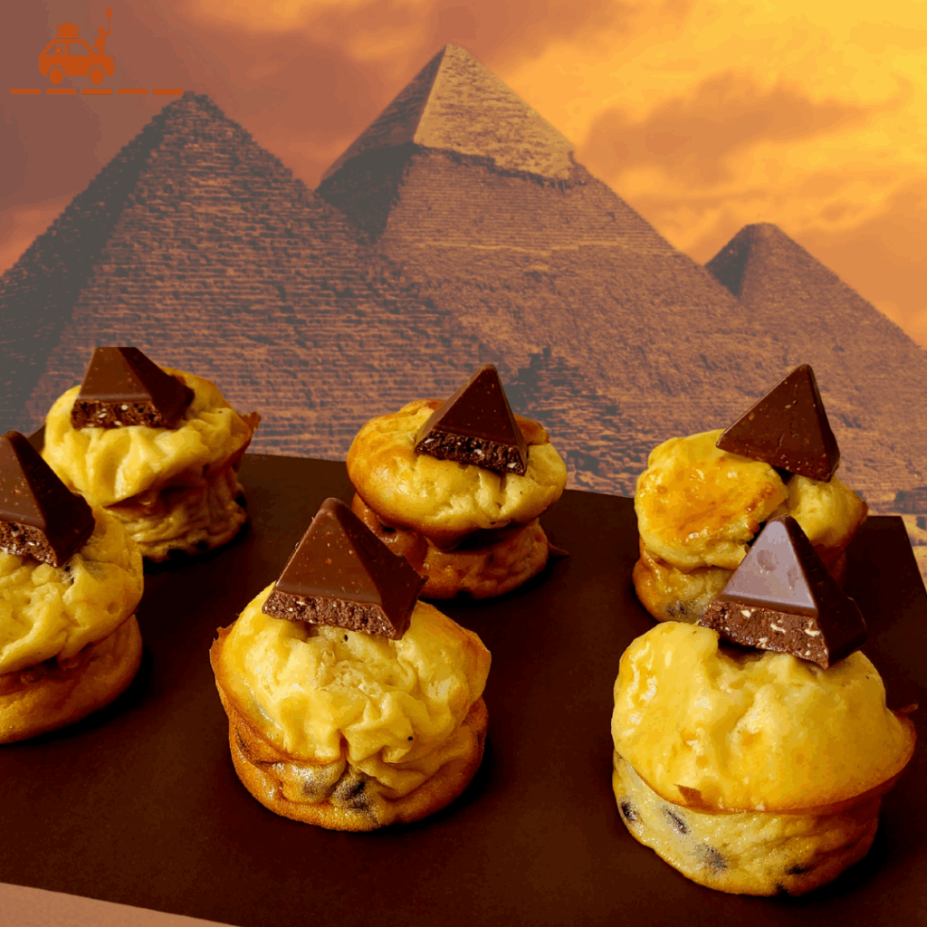Préparez de délicieux muffins aux pépites de chocolat et déposez un morceau de toblerone sur le dessus pour obtenir un goûter d'anniversaire sur le thème de l'Egypte Antique : succès assuré auprès des enfants
