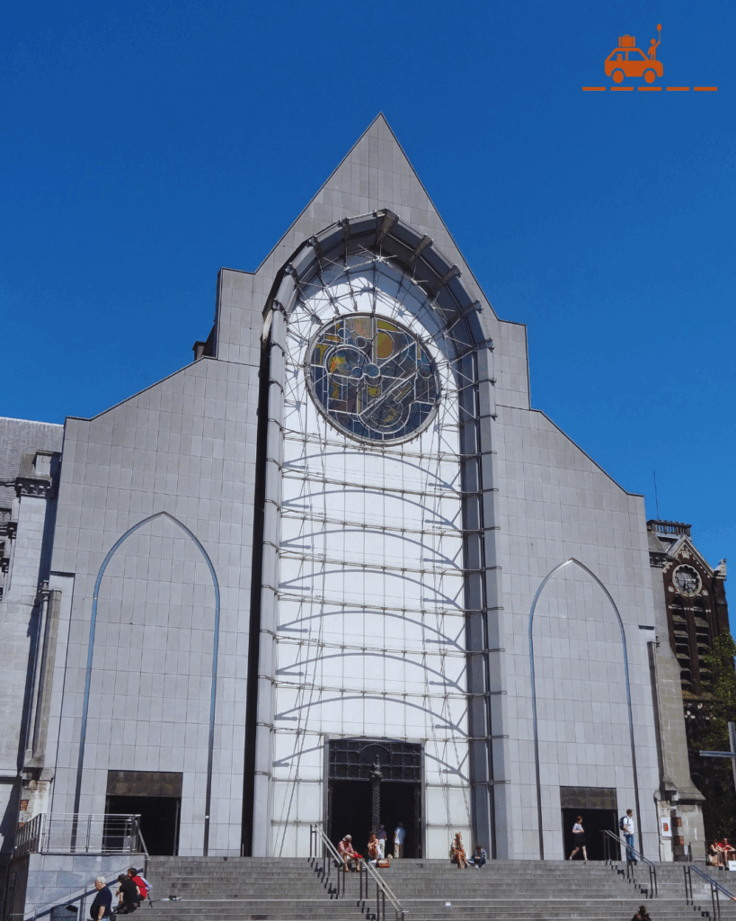 Notre Dame de La Treille Lille - sa façade moderne constraste avec le reste de l'édifice. Laissez vos enfants se défouler sur les marches du parvis avant de poursuivre votre visite de Lille