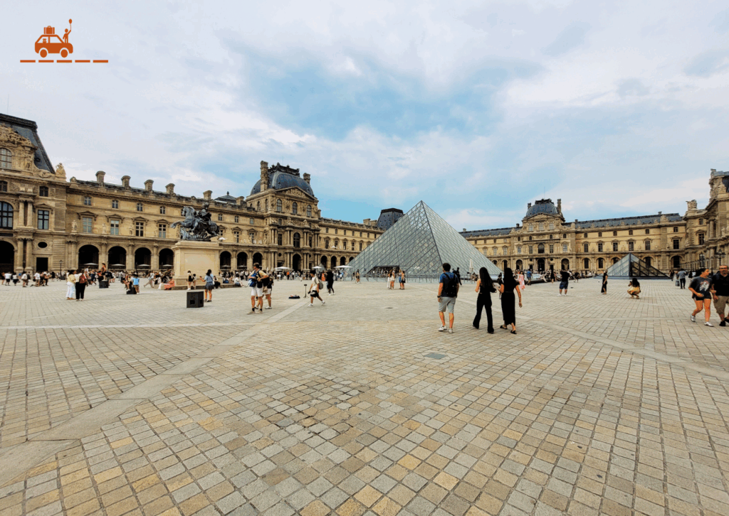 La pyramide du Louvre est le passage obligé quand on veut visiter le Louvre avec des enfants
