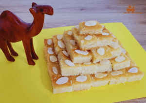 Recette facile de basboussa égyptienne à faire avec les enfants : cette présentation sous forme de pyramide de gâteau de semoule est idéale pour un anniversaire sur le thème de l'Egypte antique