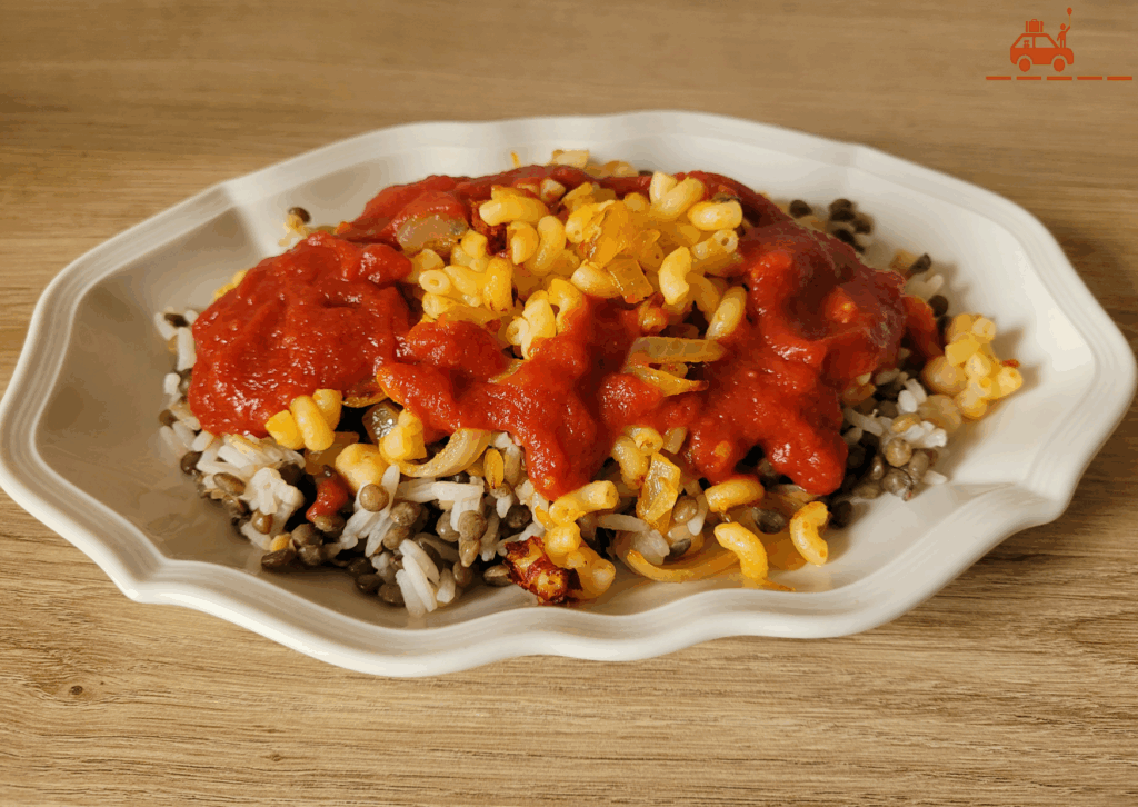 Recette de kochari égyptien : un plat végétarien traditionnel de l'Egypte à base de pates, riz, lentilles, pois chiches, oignons et sauce tomate à l'ail