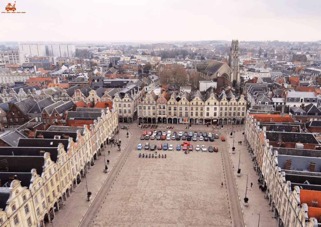La vue sur la place d'Arras depuis le beffroi de la ville.
