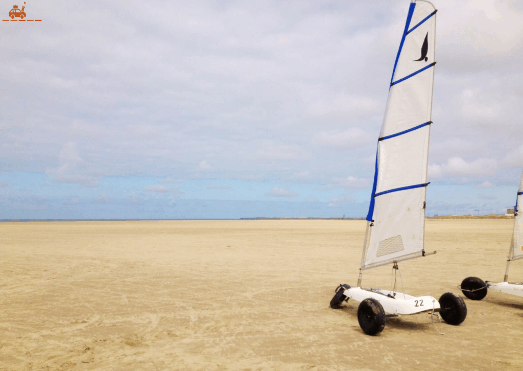 Faire du char à voile sur les plages du Nord, comme ici à Dunkerque.