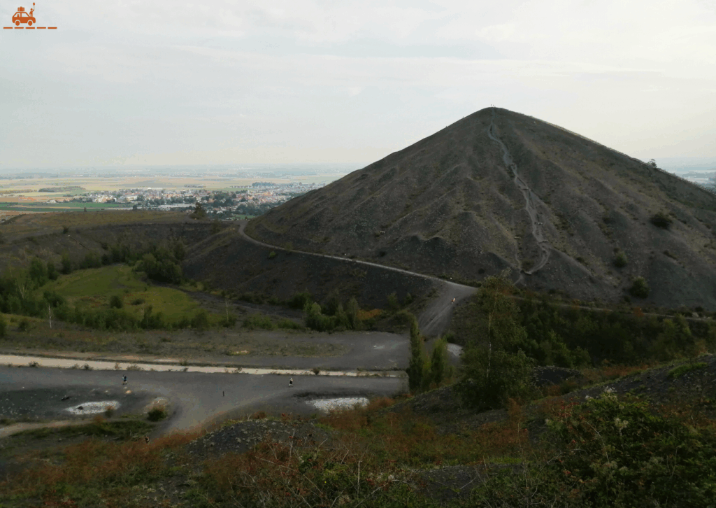 Faire de la randonnée sur un terril (Terrils jumeaux de Loos).