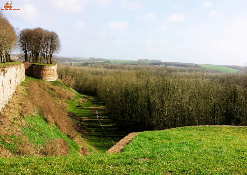 La balade des remparts de Montreuil-sur-mer dans le Pas-de-Calais offre des vues superbes sur la campagne. Elle est facile à faire avec des enfants.