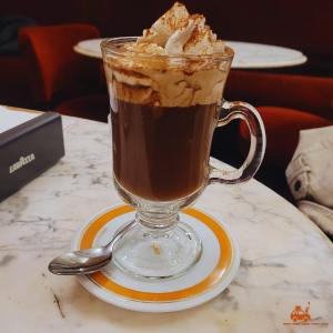 Le bicerin est une spécialité à base de chocolat chaud onctueux, de café et de chantilly. 