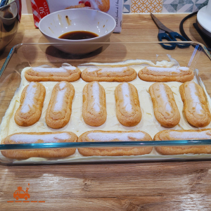 Etape 4 - Monter le tiramisu italien au mascarpone en couches en alternant la crème au mascarpone avec les biscuits à la cuillère trempés dans le café