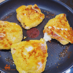 Faire cuire les cordons bleus maison garnis de mozzarella di bufala et de jambon de parme dans une grande poêle antiadhésive