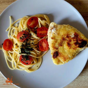 Servez votre cordon bleu maison à l'italienne avec des spaghettis, quelques tomates cerises coupées en 2 et du basilic.