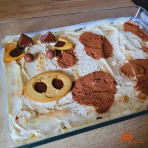 Etape 7 de la recette du tiramisu "vachement" bon - faire la tête de vache en biscuits à l'aide de Toblerone, Barquette de Lu au chocolat, Maltesers et biscuit Lunette au chocolat