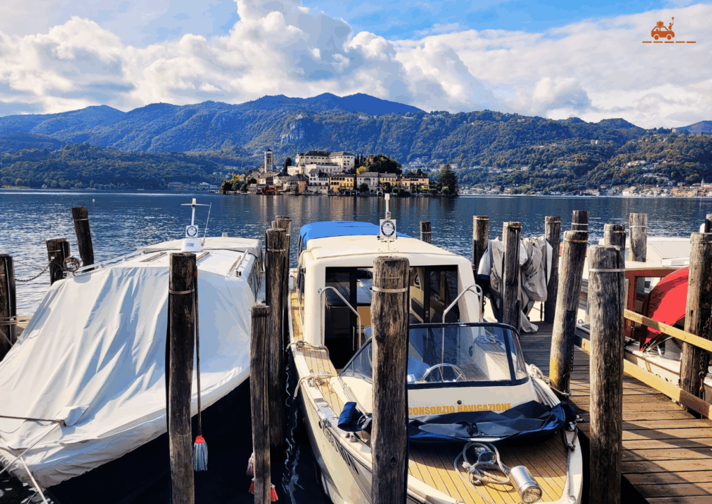 Le Lac d'Orta et l'île de San Giulio dans la région des lacs en Italie du Nord