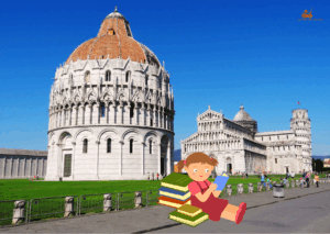 Enfant qui lit un livre pendant son voyage en Italie sur la place des Miracles à Pise.
